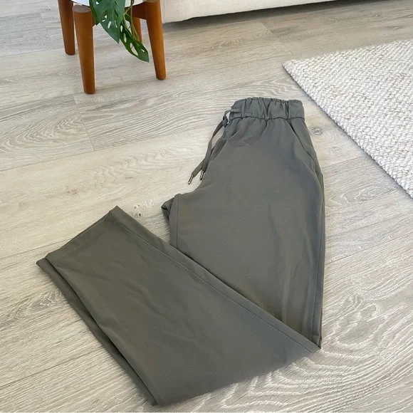 Lululemon pant size 4 - Picture 3 of 10